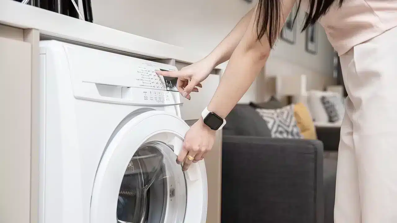 machine à laver, peu de personnes connaissent cette astuce simple pour avoir un linge plus propre et plus doux